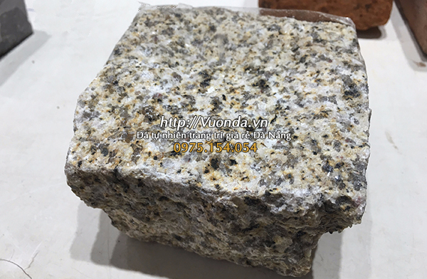 granite-vang-cubic-lat-san-vuon